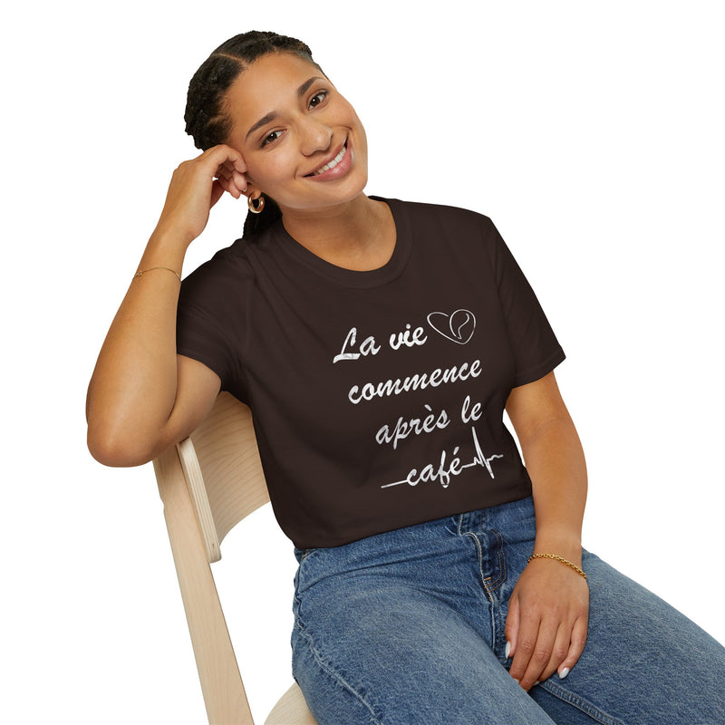 La vie commence après le café. Unisex Softstyle T-Shirt