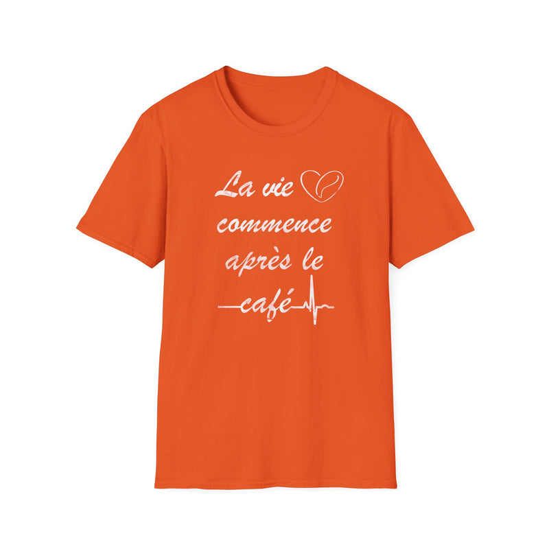 La vie commence après le café. Unisex Softstyle T-Shirt