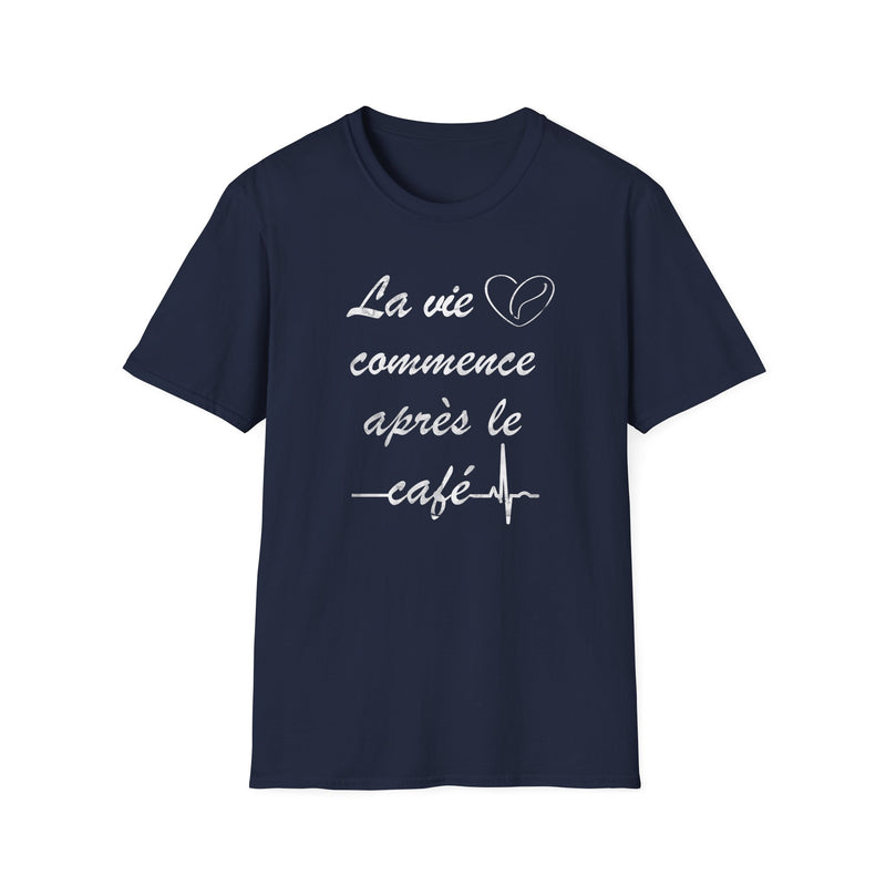 La vie commence après le café. Unisex Softstyle T-Shirt