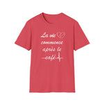 La vie commence après le café. Unisex Softstyle T-Shirt